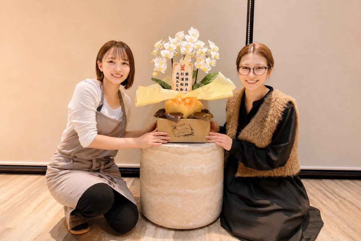 蒸美のスタッフと開店祝いの胡蝶蘭
